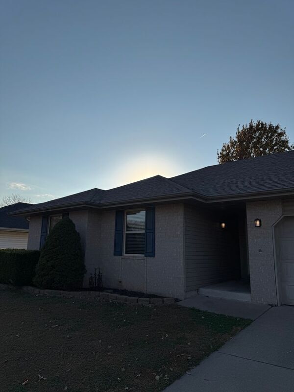 Building Photo - 841 S Hazelnut Ave