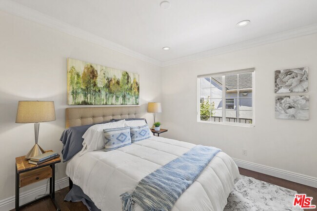 Building Photo - 1114 S La Peer Dr