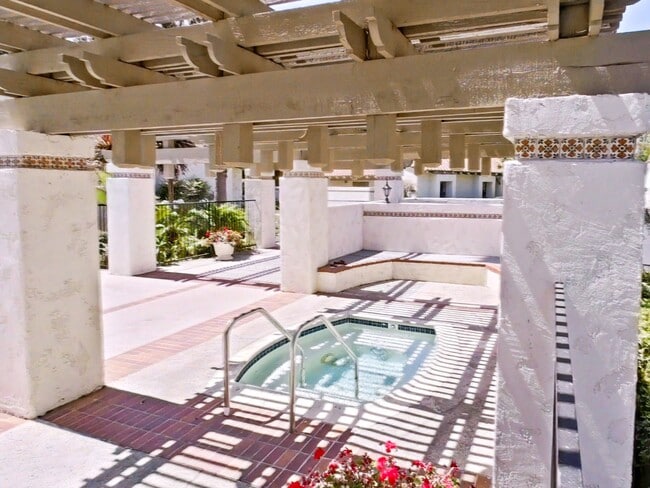 Building Photo - Charming 2-Bedroom Single-Story Furnished ...