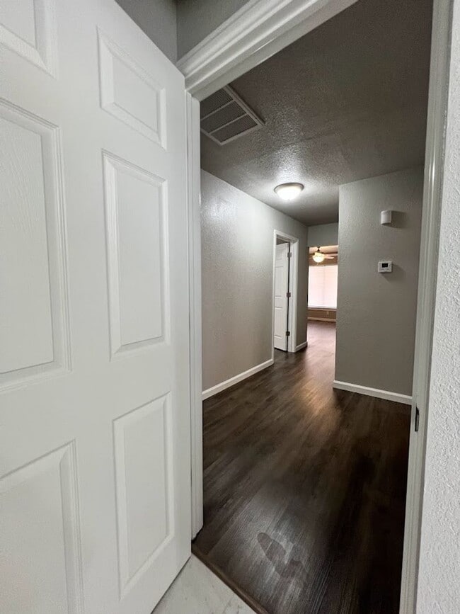 Building Photo - Beautifully Renovated 3 Bed, 1 Bath House