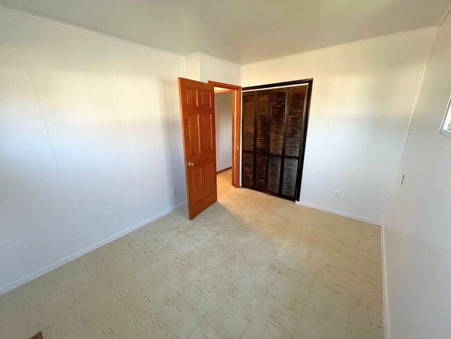 Building Photo - 3 bedrooms 1 bathroom ranch style house