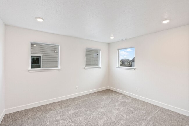 Building Photo - 4 bedroom home in desirable neighborhood