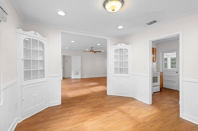Building Photo - 605 N Amelia Ave