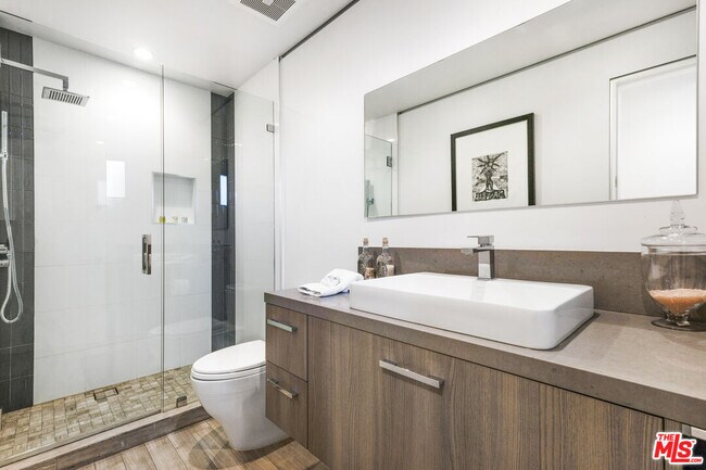 Building Photo - 1717 Sunset Plaza Dr