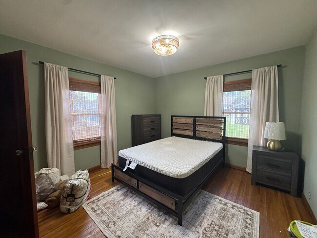 Building Photo - COMING SOON | Fully Furnished 4BR Student Home | All Utilities Included | Walk to UE