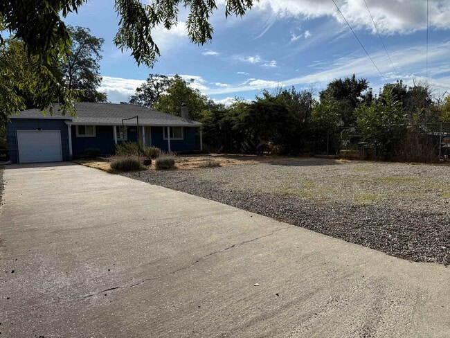 Building Photo - Slice of Country Living in the Heart of Sa...