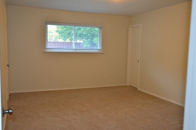 Building Photo - 2401 Westridge Dr