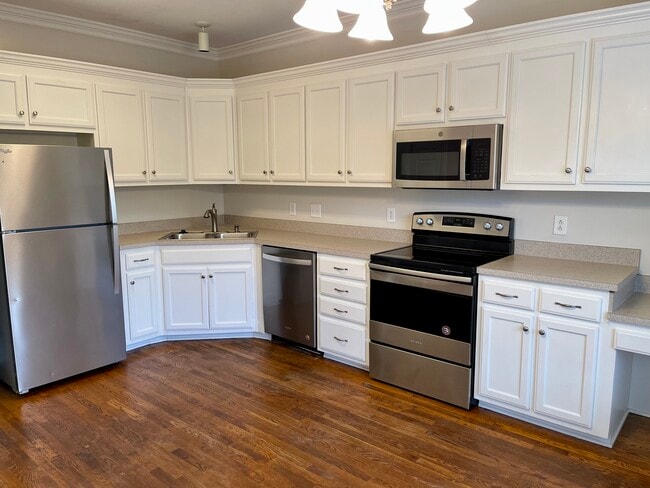 Building Photo - 1047 McKenna Dr