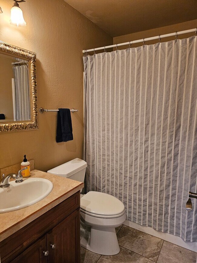 Building Photo - Townhouse located near Canyon Rim Parkway ...