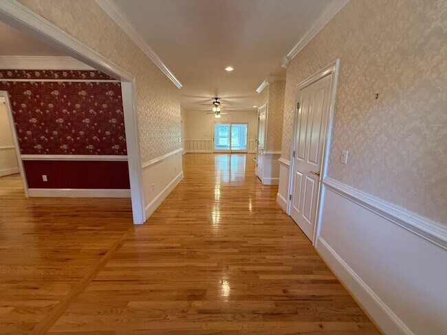 Building Photo - 785 Glenwood Dr