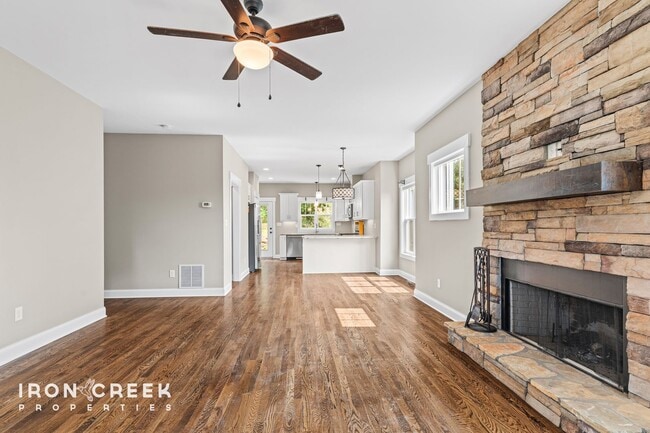 Building Photo - Elegant Contemporary Home in North Asheville