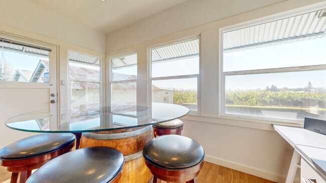 Building Photo - Charming 2 bedroom 1.5 bath plus office ho...