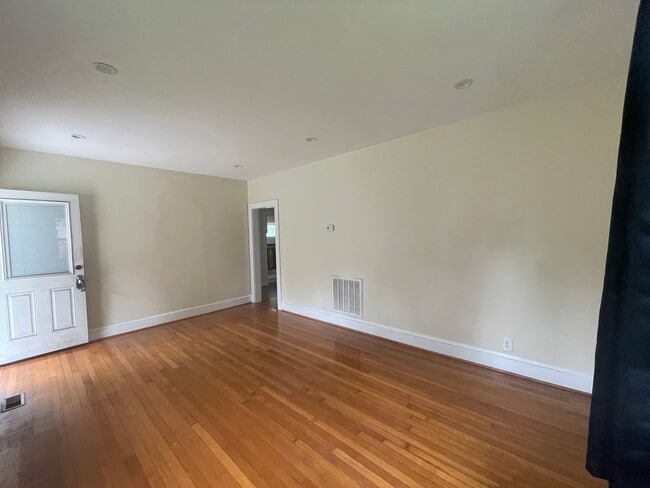 Building Photo - DOWNSTAIRS DUPLEX--2 BED/ 1 BATH IN THE HE...