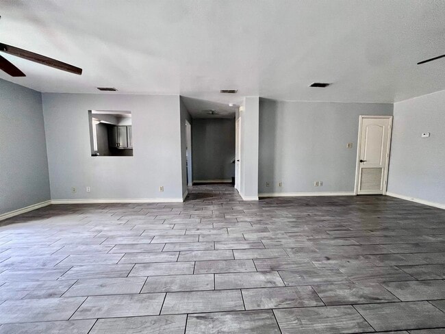 Building Photo - 207 Martingale