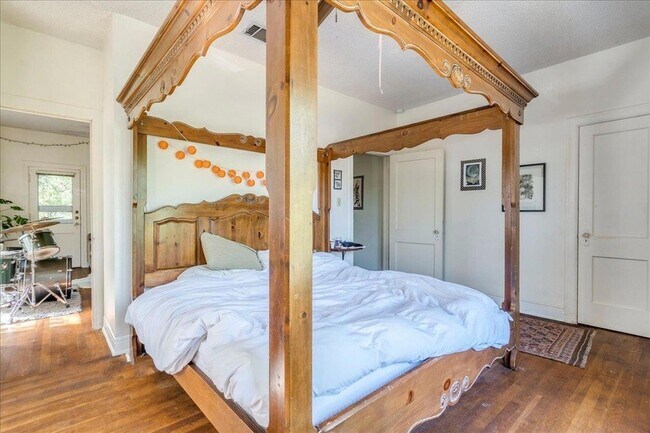 Building Photo - 1103 W 22nd St