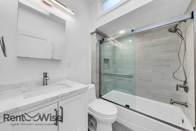 Building Photo - 824 Garfield St