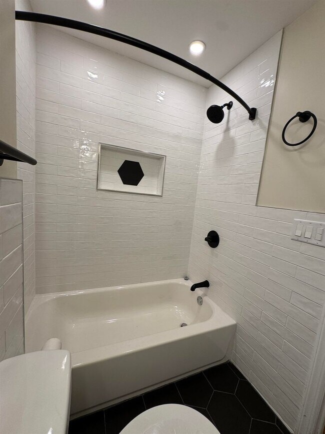 Building Photo - 628 Bramhall Ave