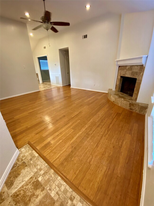 Building Photo - 3003 Briar Dr