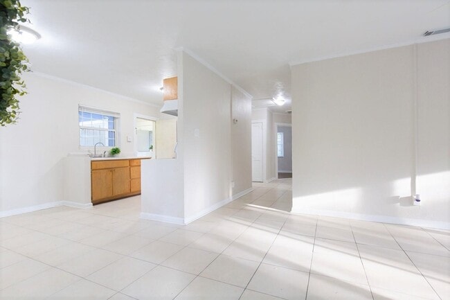 Building Photo - 211 Columbia Dr
