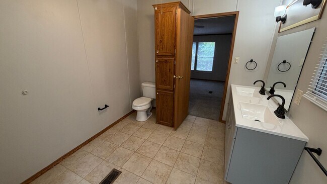 Building Photo - 121 Rainwood Dr