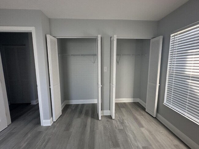 Building Photo - Charming 2-Bed, 2-Bath Retreat in Port Charlotte!