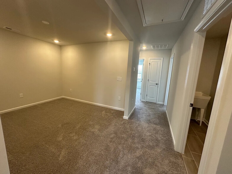 Building Photo - Room in Townhome on Arkose Dr