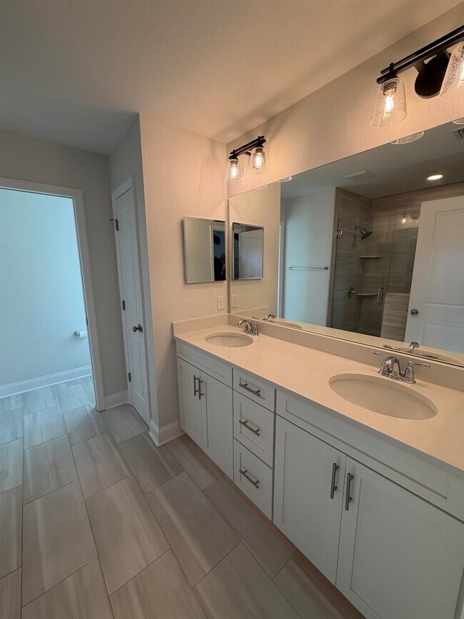 Building Photo - 5631 Fletcher Oaks Dr