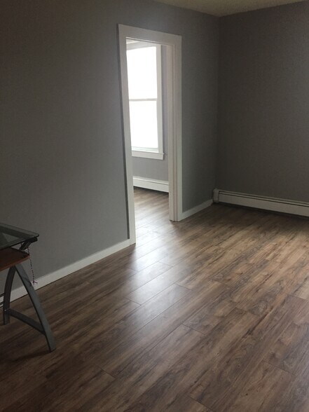 Building Photo - 33 Poplar St