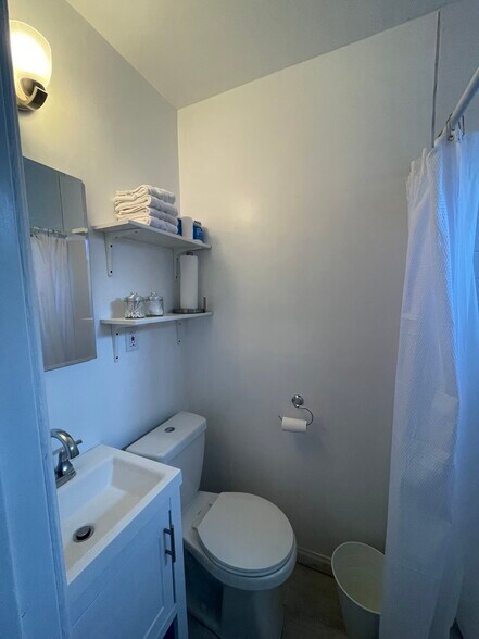 Building Photo - 4374 Overland Ave