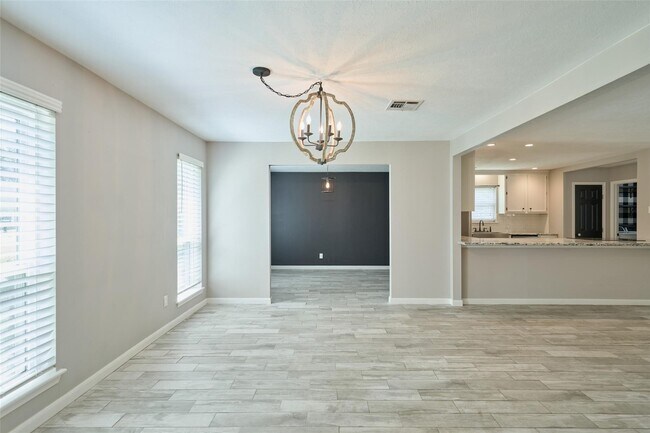 Building Photo - 725 River Plantation Dr