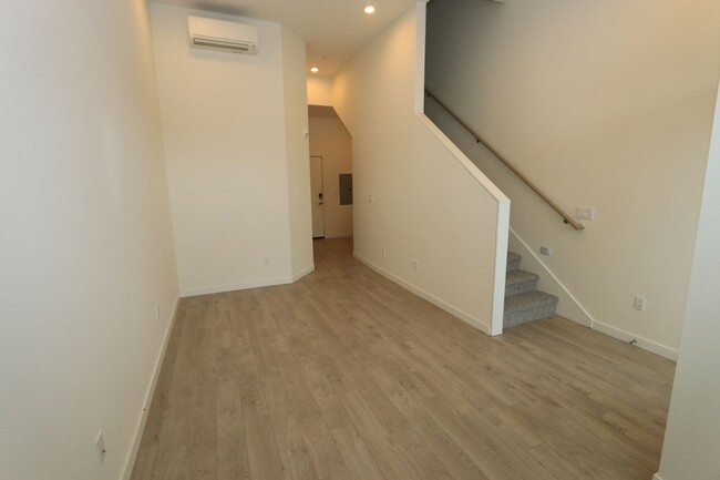 Building Photo - Ballard Townhouse 2bd/2ba, Roof Top Deck, ...