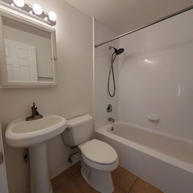 Building Photo - Cozy 2 Bed, 1 Bath duplex with large yard - Won't Last Long!