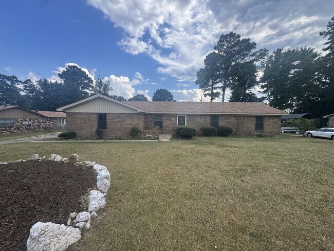 Building Photo - 1619 Leawood Dr