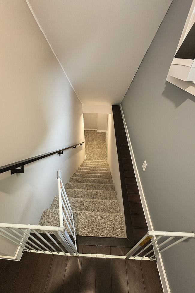 Building Photo - Rare Minnehaha Parkway rental under 5k! Be...