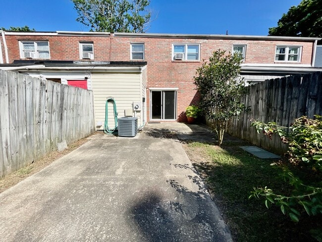 Building Photo - Great Neck Townhome Available NOW! Neutral...