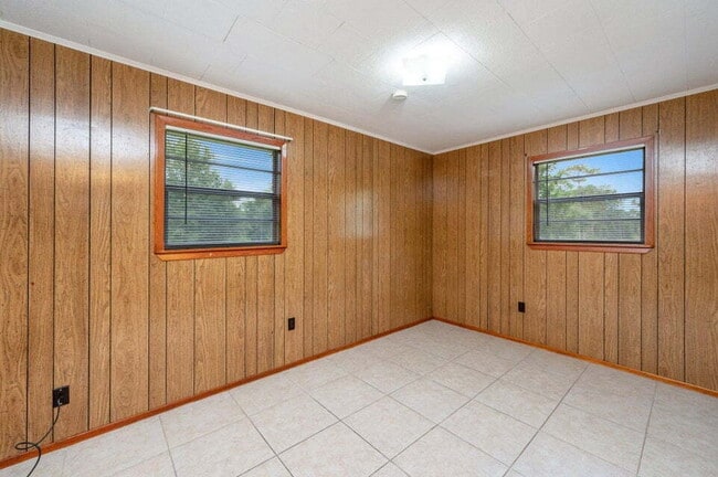 Building Photo - Charming brick home ready for move in!