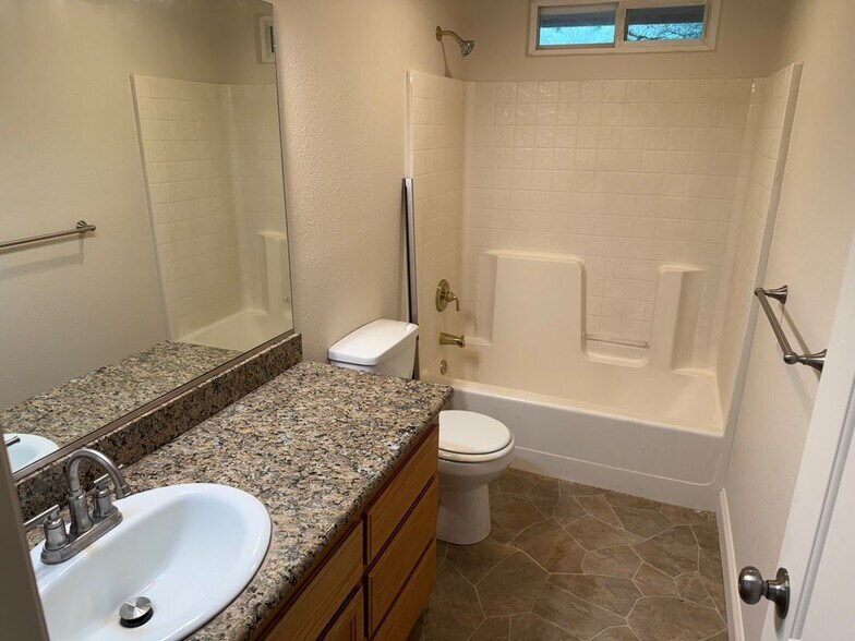 Building Photo - 16656 Pinecrest Ct