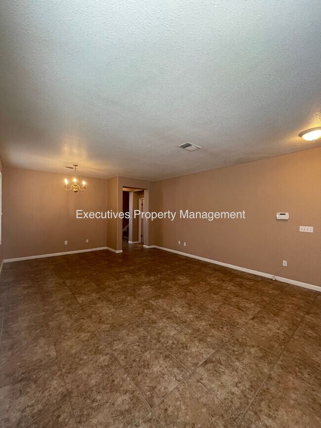 Building Photo - Available Now || 565 Peach Dr Chowchilla