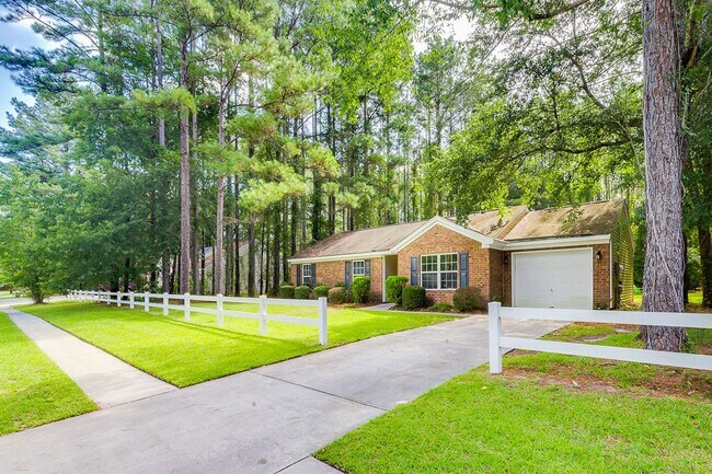Building Photo - 3 Bedroom Springfield Home with Garage and Large Backyard