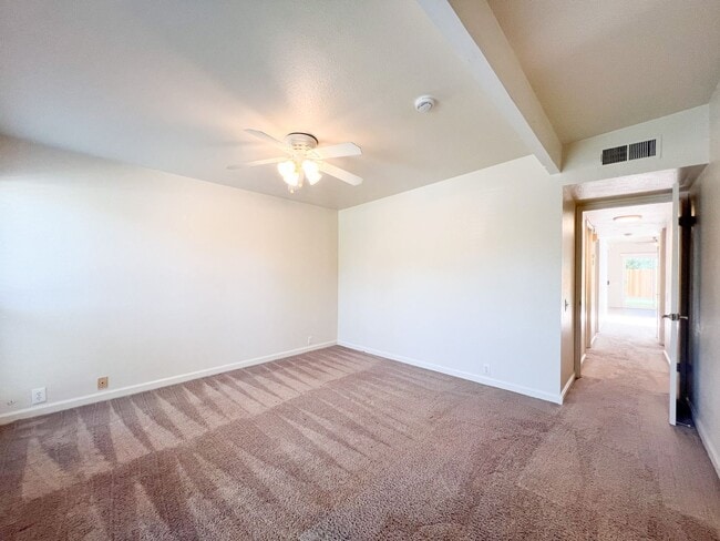 Building Photo - Spacious 3 Bed 2 Bath Home