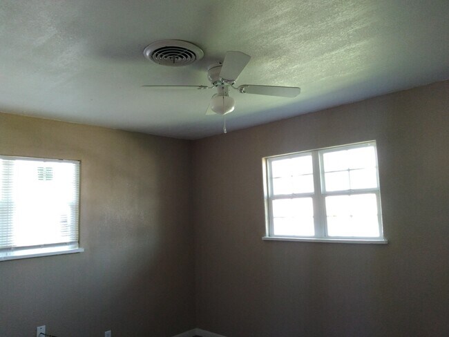 Building Photo - 1104 N Bedell Ave