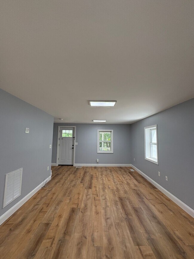 Building Photo - Gorgeous 3 bedroom 1 1/2 bathroom Single Family House