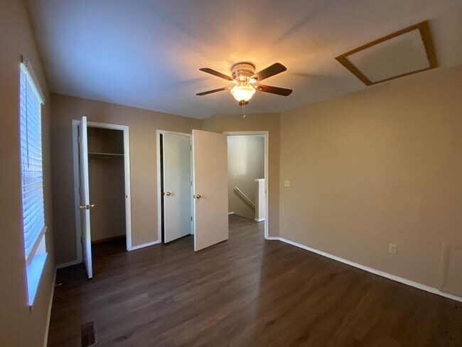 Building Photo - 2 Bed For Rent Fayetteville - Walking dist...