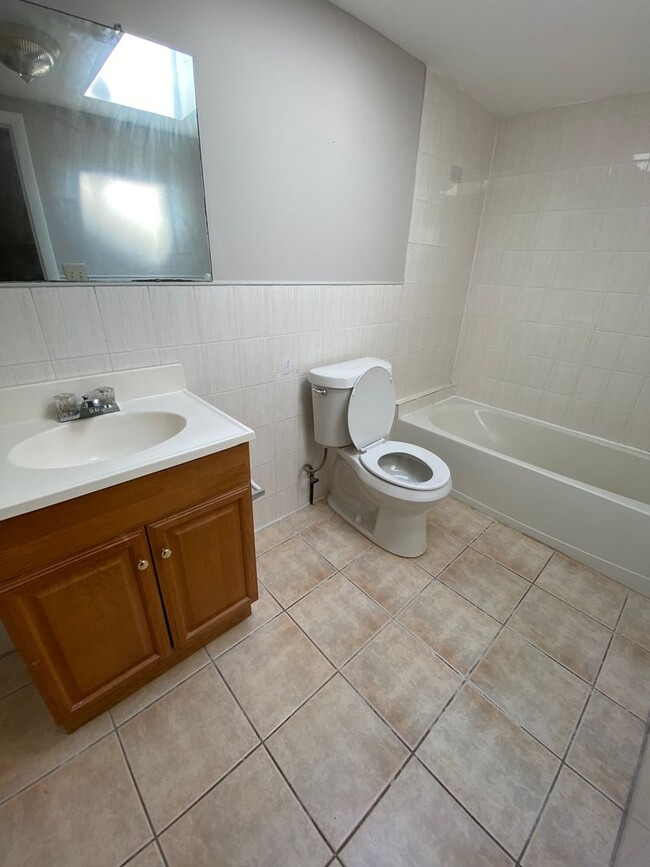 Building Photo - 2 Bedroom and 1 Bathroom House in South Ph...