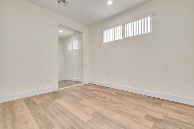Building Photo - A beautifully designed and renovated 4 bed...