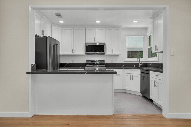 Building Photo - Stunning remodeled home in Silverlake!!