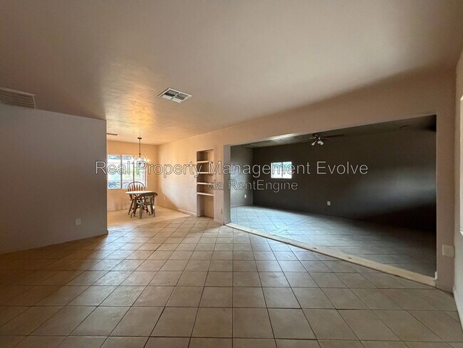 Building Photo - 2320 W Rose Ln
