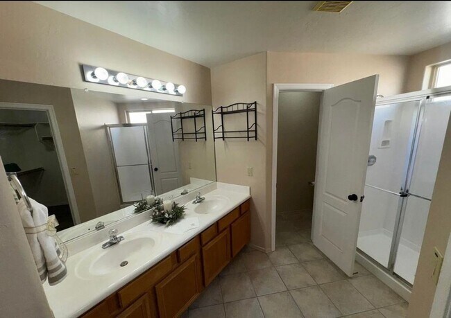 Building Photo - Beautiful 3 Bedroom 2 bath Tucson Home in Prime Eastside Location, Rancho Esperero – Available Now!