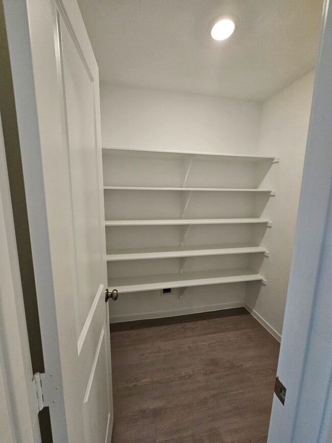 Building Photo - 393 Rd 590106