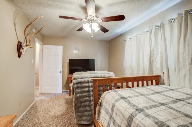 Building Photo - 8633 Knoxville Dr